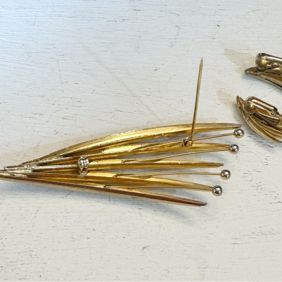 Vintage Brushed Gold Tone Fanned Leaf Brooch & Clip On Earrings Costume Set - Picture 7 of 14